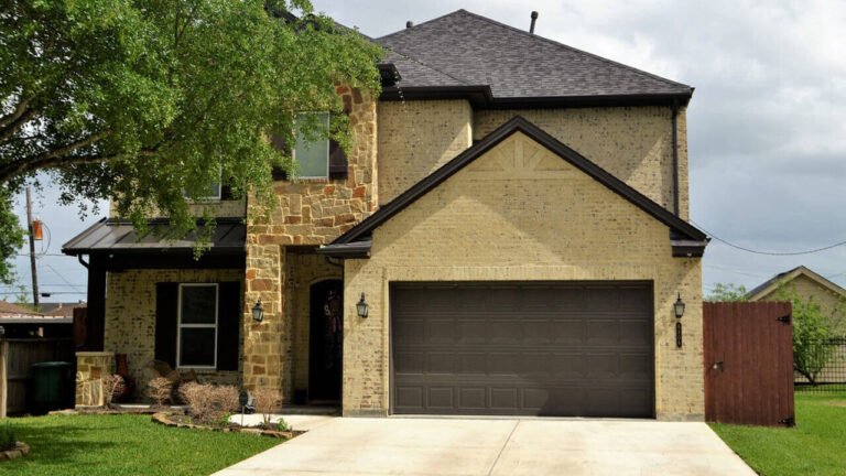 Garage Door Repair Service Costs in Starmount Forest